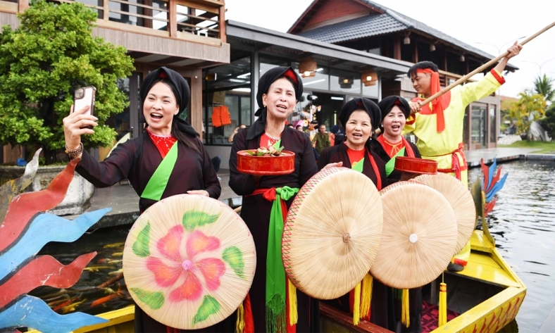  Về Bắc Ninh mặc áo tứ thân, hát quan họ dịp đầu Xuân